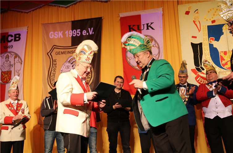 Karnevalsurgestein Freddy Löhr wird für sein Lebenswerkmit der RKK-Verdienstmedaille in Gold am Bande geehrt.