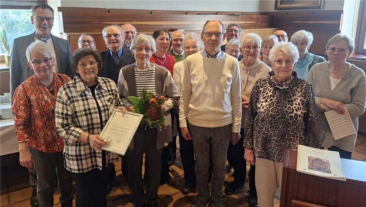Karola Breitbach erhielt eine besondere Auszeichnung für 70 Jahre aktives Singen im Chor und wurde mit lang anhaltendem Applaus gewürdigt. Foto: privat