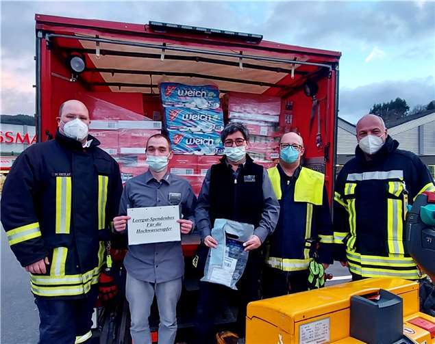 Karola Reis und Marcel Harteib (2. V.l.) übergaben die gespendete Ware an die Freiwillige Feuerwehr Treis (v.l. Michael Nikolay, Matthias Knaup u. Stefan Thönnes). Fotos: privat