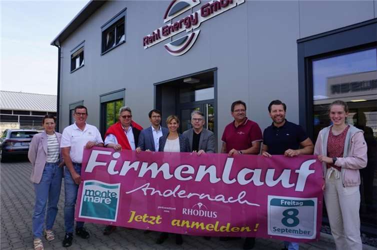 Karoline Sauer, Volker Jungbluth, Achim Berg, Matthias Holly, Frauke Helf, Christian Heller, Viktor Rehl, Patrick Doll und Miriam Rühle freuen sich auf den 7. Andernacher Firmenlauf. Foto: HIL