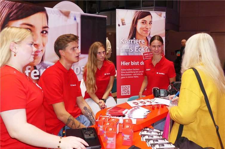 „Karriere ums Eck“. Junge Auszubildende klärten über ihren bisherigen Werdegang und ihre Möglichkeiten im Beruf auf.