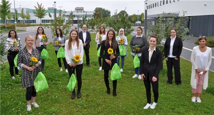 Karrierestart bei der Stadt Meckenheim, von links: Rozerin Coskun, Katja Steinmann, Celina Kotz, Alina Eisner, Laura Martens, Heinz-Peter Witt (Technischer Beigeordneter), Leonie Sahli, Celine Zeiske, Quardia Al-Jaoui, Katharina Arndt, Alina Blissenbach (Jugend- und Auszubildendenvertreterin), Silke Grohs (Ausbildungsbeauftragte) und Margit Bierbrauer vom Fachbereich Jugendhilfe. Foto: Stadt Meckenheim