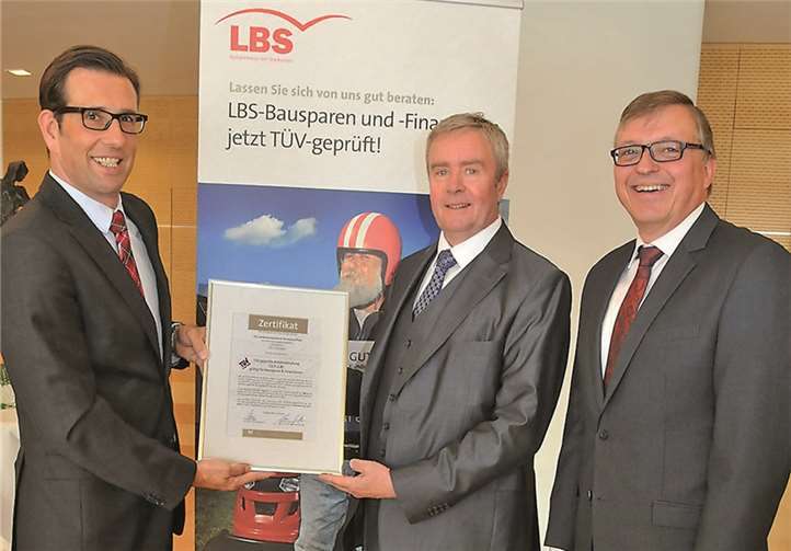 Karsten Düh (li.) vom TÜV Saarland überreicht das Zertifikat „Geprüfte Kundenberatung Bausparen & Finanzieren“ an den Vorstand der LBS Rheinland-Pfalz Uwe Wöhlert und Max Aigner (v.re.). privat