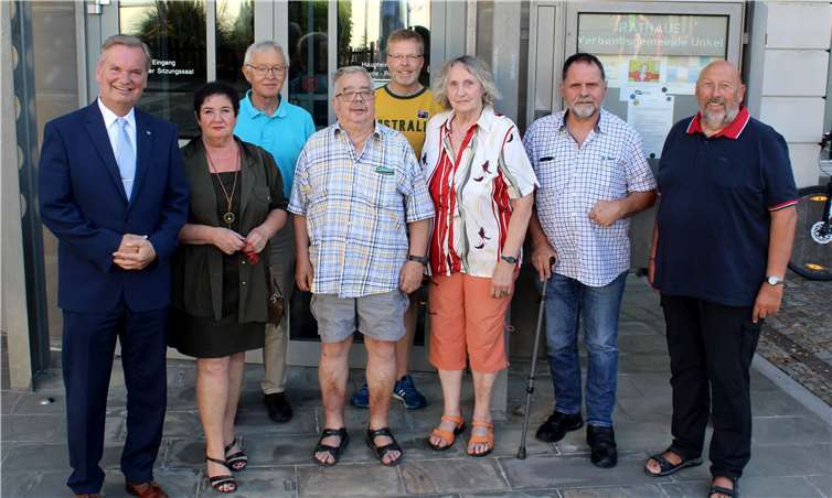 Karsten Fehr, Beate Lister, Rex Stephenson, Willi Heß, Holger Zeiss, Doris Heß, Hans-Joachim Dahmen und Jürgen Schuchardt bilden den neuen Beirat. Foto: DL