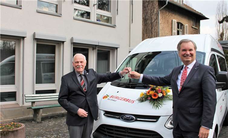 Karsten Fehr übergibt den Schlüssel an Dieter Borgolte.