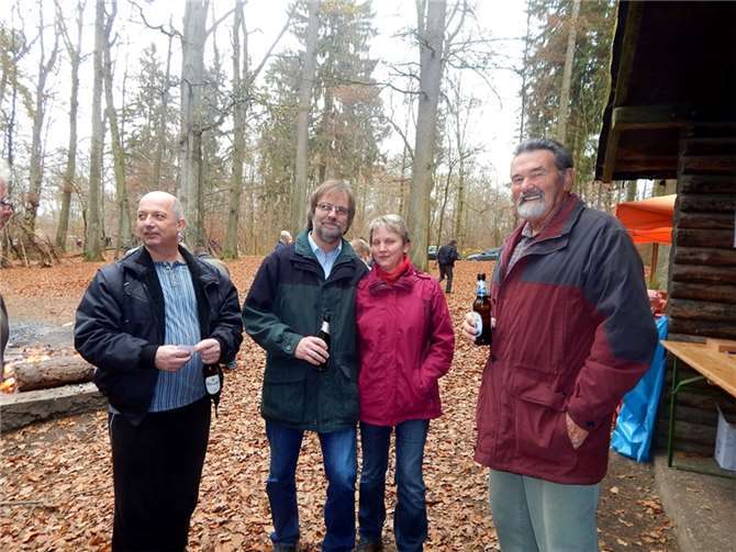 Karsten Fischer, Erster Vorsitzender des MGV (l.), und Vorstandsmitglied Erhard Schäfer (r.) waren sehr zufrieden mit dem Verlauf des Festes.