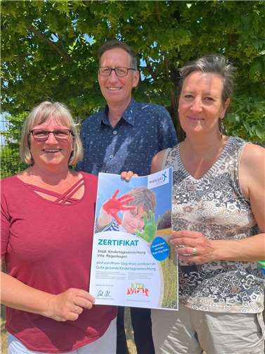 Karsten Heusinger (Mitte) übergibt Alexandra Dietz (links) und Anja Vieten (rechts) das Zertifikat. Foto: Stadt Meckenheim