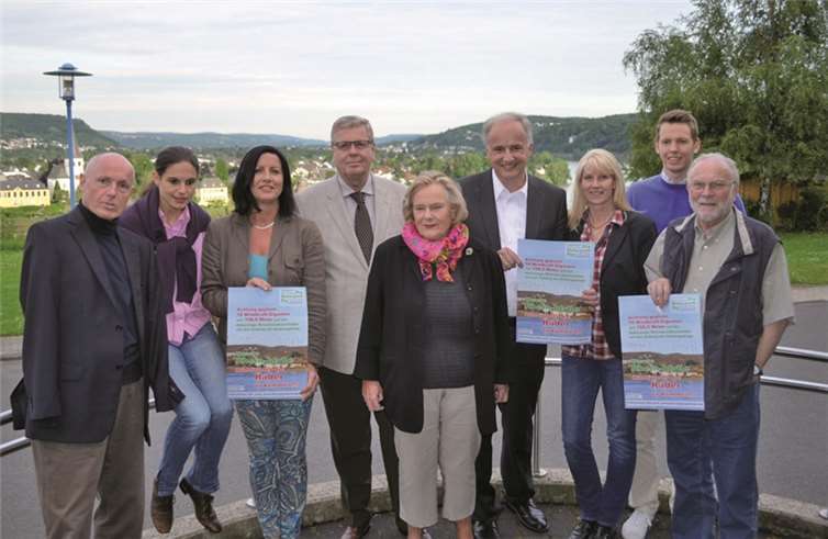 Karsten Keune (4. v.re.) und Rudi Rathfelder (re.) erläutern den Liberalen aus dem Ahrkreis (v.li.) Ulrich van Bebber, Christina Steinheuer, Rosa Müller, Jochen Kreckel und Amelie Reinke die Planungen für Windräder auf der gegenüberliegenden Rheinseite. privat