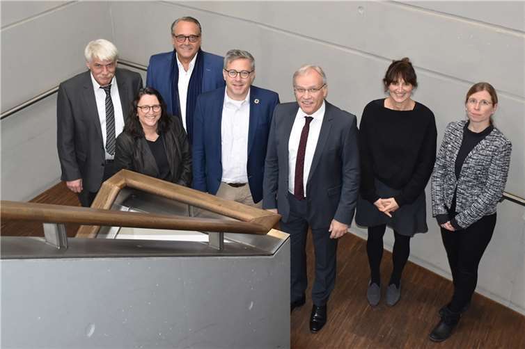 Karsten Lucke (MdEP; 4.v.r.) informierte sich bei HwK-Experten um Präsident Kurt Krautscheid (2.v.r.) und Hauptgeschäftsführer Ralf Hellrich (2.v.l.) zu wichtigen nationalen wie auch internationalen Themen des Handwerks (von rechts: Christiane Zügner, Referentin Europa; Dr. Constanze Küsel, Leiterin der HwK-Auslandsprojekte; Stephanie Binge, Leiterin der Abteilung Beratung und Wirtschaftsförderung; Peter Eich, Leiter der Berufsbildungszentren.  Foto: HwK Koblenz