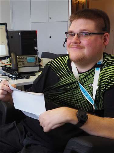 Karsten Mohr in seinem Büro im ersten OG der Verbandsgemeinde Mendig. Seit gut einem Jahr arbeitet der Verwaltungsfachangestellte bereits im Fachbereich eins und fühlt sich „pudelwohl“.Foto: VG Mendig