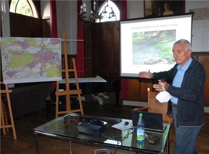 Karten, Bilder, Namen und Erklärungen: Karl-Friedruch Amendt war in seinem Element beim Vortrag im Schloss. Foto: Denkmalverein