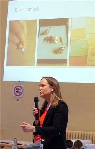 Karten, Schriftstücke, Fotos und Dokumente hat die Eventmanagerin über Jahre gesammelt. Vor zwei Jahren stieß sie bei ihrer Recherche auf Guido Pringnitz, der fast alles über die Geschichte des Bruttig-Treiser Tunnels weiß.