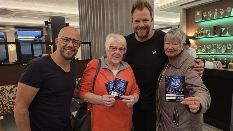 Karten kaufen, Unterschrift ergattern und ein gemeinsames Foto, für zwei Fans.