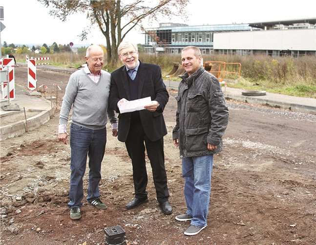 Karthäuser Stadträte informieren sich in der Rüsternallee während der Bauarbeiten über Umfang und Fortgang der Sanierung; (v.l.n.r.) Edgar Kühlenthal (BIZ), Dr. Michael Gross (BIZ), Torsten Schupp (FDP).Bernard Herrmann