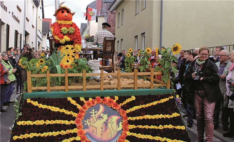 Kartoffeln in Hülle und Fülle standen der Kürbisdame des Löschzugs für den Uhles zur Verfügung. DL