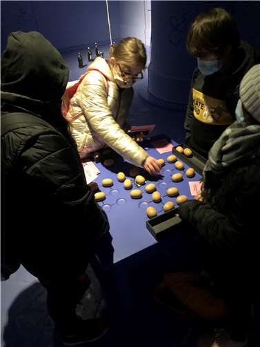 Kartoffeln sortieren für den großen Zauberer Petrosilius Zwackelmann.