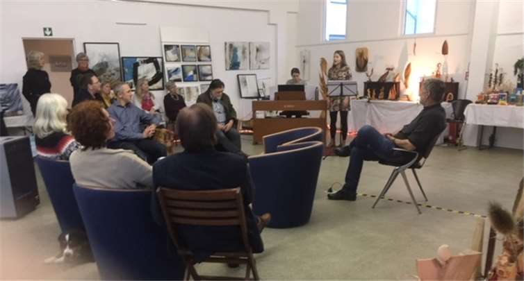 Karuna Weisbrod und Alina Barz luden zum Mitsingen ein.Privat