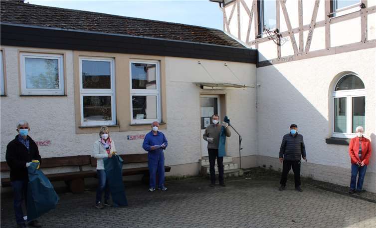 Karweiler Bürger engagierten sich beim „Dreck weg Tag“. Foto: DU