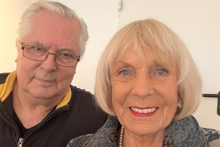 Karyn von Ostholt und Michael Althausen sind zusammen das „Litera-Tour-Duett“ und laden zum vergnüglichen Krimiabend ein.