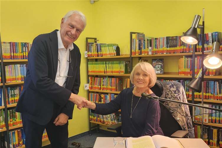Karyn von Ostholt wird von Christian Dürig, 1. Vorsitzender der LeseZeichen begrüßt. Foto: LeseZeichen Meckenheim