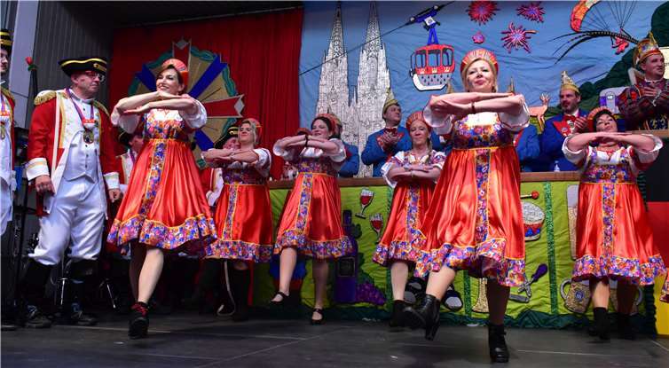 Kasatschok tanzten die Prinzenbegleiterinnenzu Ehren von Prinzessin Lena, die aus Kasachstan stammt.