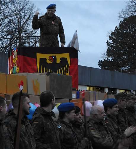 Kasernenkommandant Dr. Richter machte seinen Mannen Mut.
