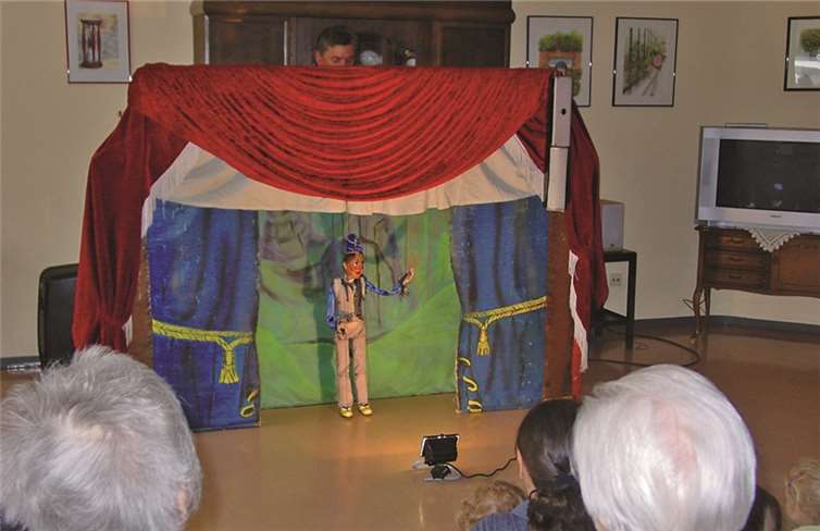 Kasper begrüßte die Senioren der Villa Romantica und einige Kinder zur Aufführung des Marionettentheaters.privat