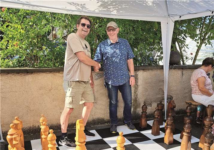 Kassenwart Hermann Krings und Frank Brämigk von der Schachvereinigung Mendig/Mayen gaben einen Einblick in die Welt des Schachspiels.