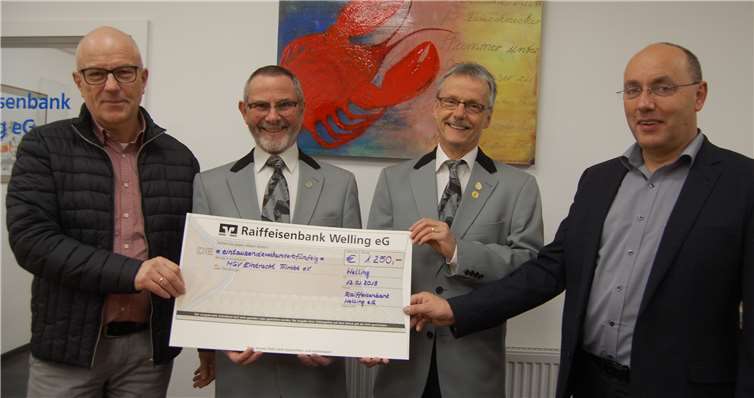 Kassierer Bernd Manns (Zweiter von links) und Vorsitzender Rolf Dietrich (Zweiter von rechts) nahmen die Spende der Raiffeisenbank Welling (links Vorstand Udo Link, rechts Vorstand Bruno Becker) gern entgegen.Fotos: SK