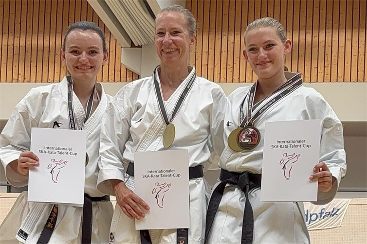 Kata-Team mit Vanessa Bosserdt, Manuela Klaas und Helena Hojak.