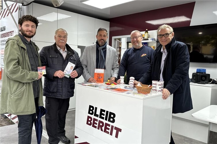 Katastrophenschutztag am 13. Oktober 2025 auf dem Marktplatz in Andernach, Beteiligte am Info-Mobil „BLEIB BEREIT“(v.l.n.r.: Leiter des Amtes Bevölkerungsschutz und Kommunikation Sebastian Mut, Beigeordneter Winfried Günther, Oberbürgermeister Christian Greiner, Mitarbeiter Info-Mobil „BLEIB BEREIT“, Bürgermeister Claus Peitz) 