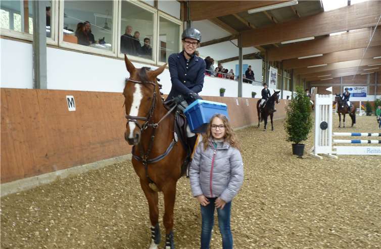 Kate Bernards übergibt den Ehrenpreis an Lea Reuter.