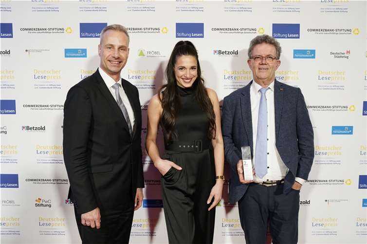 Kategoriepartner Dr. Steffen Bruendel, Leitung des Stiftungsteams PwC-Stiftung, Lesebotschafterin Sally Özcan, Preisträger Ulf Störmer aus Bendorf.  Copyright: Eventpress Sascha Radke für Stiftung Lesen