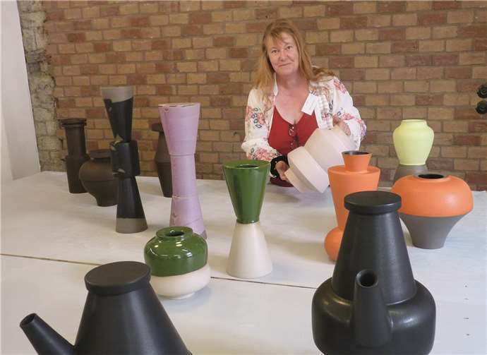 Katharina Brellochs präsentierte die Exponate von Lutz Könecke