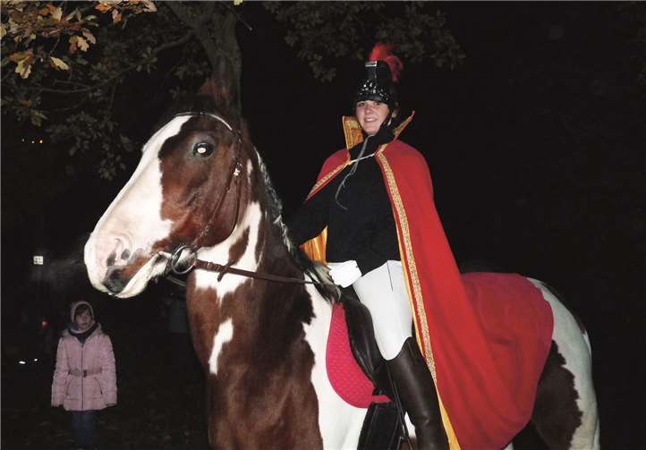 Katharina Friedrich führte den Martinsumzug von Niedermendig an.