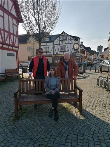 Katharina Göbel umringt von Dieter Aurass (links) und Ferhat Cato (rechts).  Foto: privat