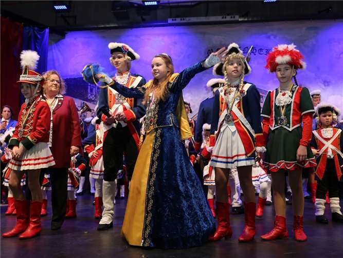 Katharina III. und ihr Gefolge ließen sich auf der Bühne feiern. Fotos: -StF-