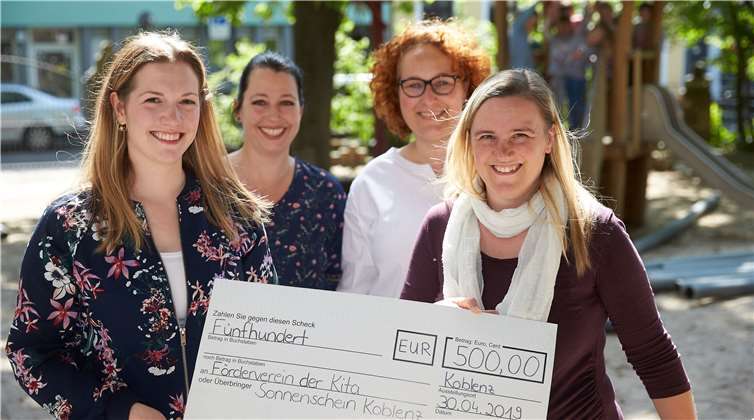 Katharina Jäckel und Daniela Maschke von der evm übergeben die Spende an KiTa-Leiterin Frau Buchberger und Frau Nehren vom Förderverein.Foto: evm/Frey