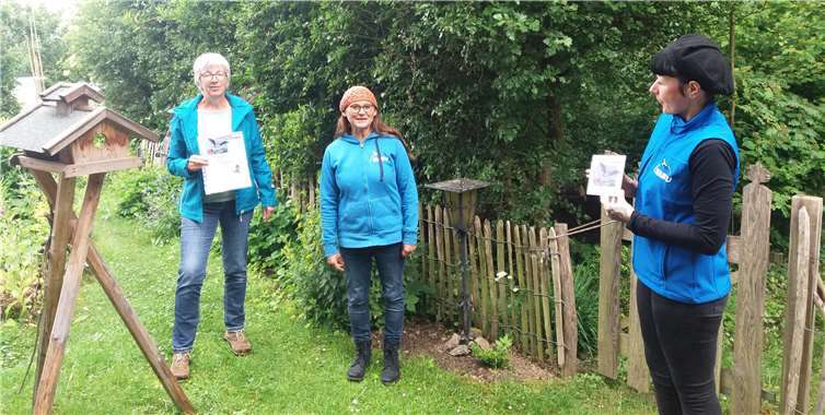 Katharina Kindgen und Britta Moor (Fledermausbeauftragte) überreichen die Fledermausplakette an Rita Schneider.Foto: K. Kindgen