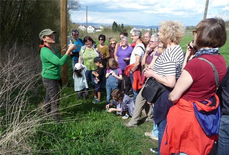 Katharina Kindgen und circa 30 Teilnehmer im Kettiger Bachtal.privat