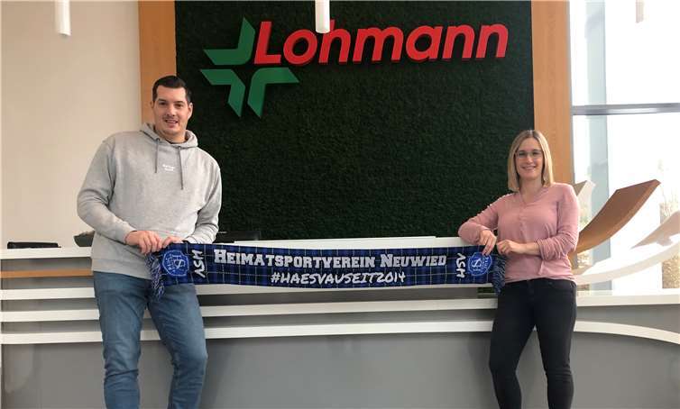 Katharina Kunke PR & Communication Managerin der Firma Lohmann und Präsident Petry bei der Vertragsunterzeichnung. Foto: privat