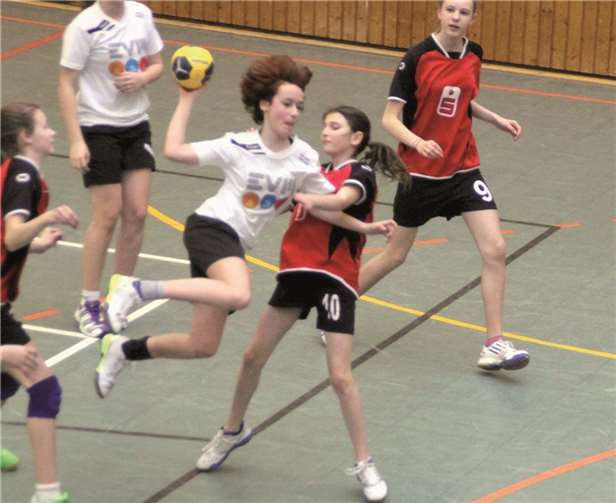 Katharina Kurz (weißes Trikot) beim Durchbruch trotz Bedrängnis.privat