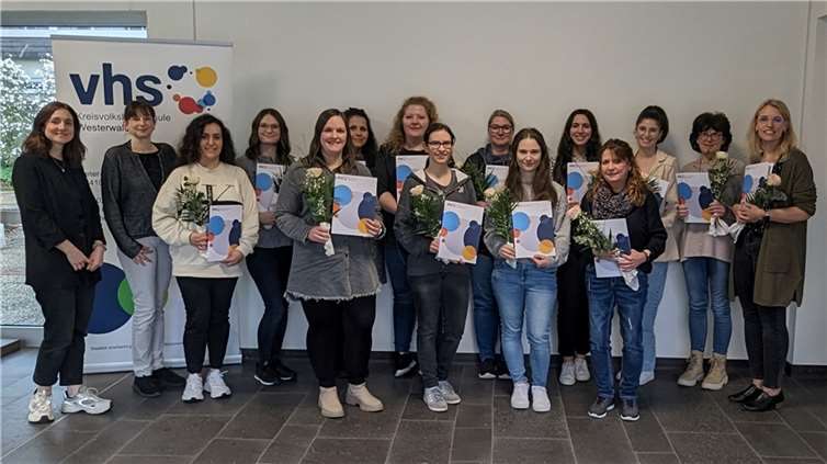 Katharina Lörsch (li.) und Alexandra Tschesche (2.v.li.) gratulieren zum erfolgreichen Abschluss der Fortbildung.  Foto: Kreis-vhs / Liane Mies