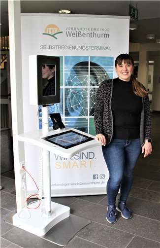Katharina Pertoldi, Sachbearbeiterin im Bürgerbüro, neben dem Selbstbedienungsterminal. Quelle: VG Weißenthurm