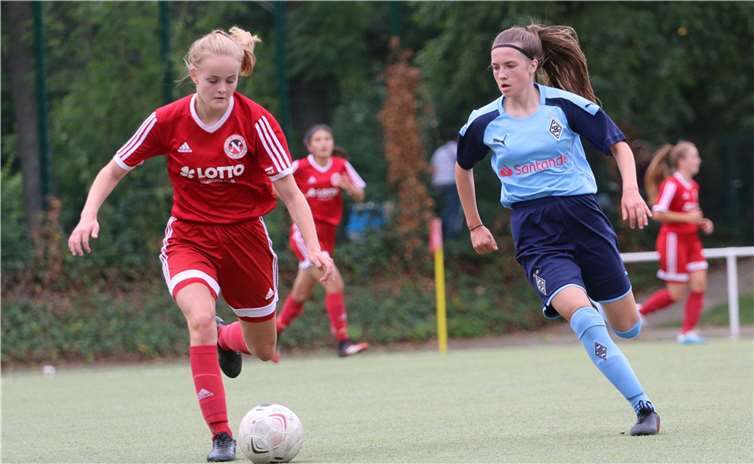 Katharina Pohs (l.) war am 1:0-Führungstreffer maßgeblich beteiligt und traf selber zum 3:0.Foto: Guido Kölzer