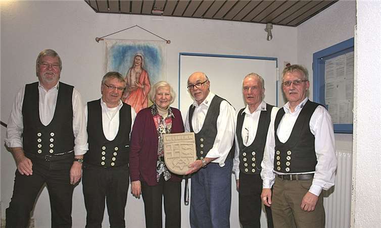 Katharina Radermacher erhielt dafür, dass sie bereits seit 20 Jahren den alljährlichen Döppekooche vorbereitet, ein handgefertigtes Ortswappen von Weibern. WER