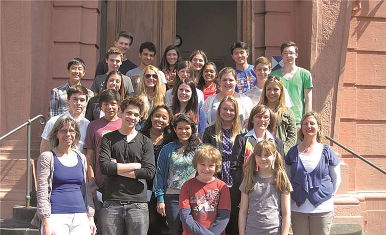 Katharina Raue, MdL, begrüßt eine internationale Gruppe Jugendlicher vor dem Landtag in Mainz.privat