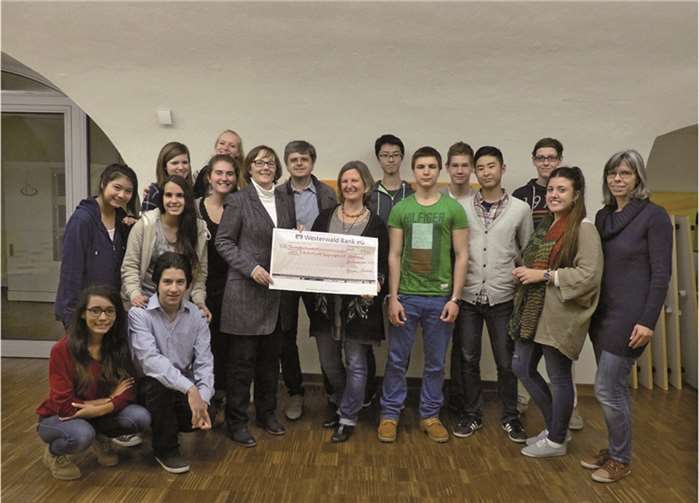 Katharina Raue, Vorsitzende der SchilF-Stiftung mit Austauschschülern und Ehrenamtlichen von AFS bei der Übergabe des Fördergeldes auf der Festung Ehrenbreitstein. privat