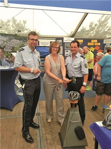 Katharina Raue dankt Polizeihauptkommissar Frank Heukeroth und Polizeioberkommissar Josef Rüth vom Leitungsstab 3 der polizeilichen Verkehrsunfallprävention für die eindrückliche Präsentation. privat