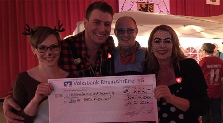 Katharina Schlorke, Arnold Joosten, Ingo Schmitz, Inka Orth mit dem symbolischen Scheck (v.l.).privat